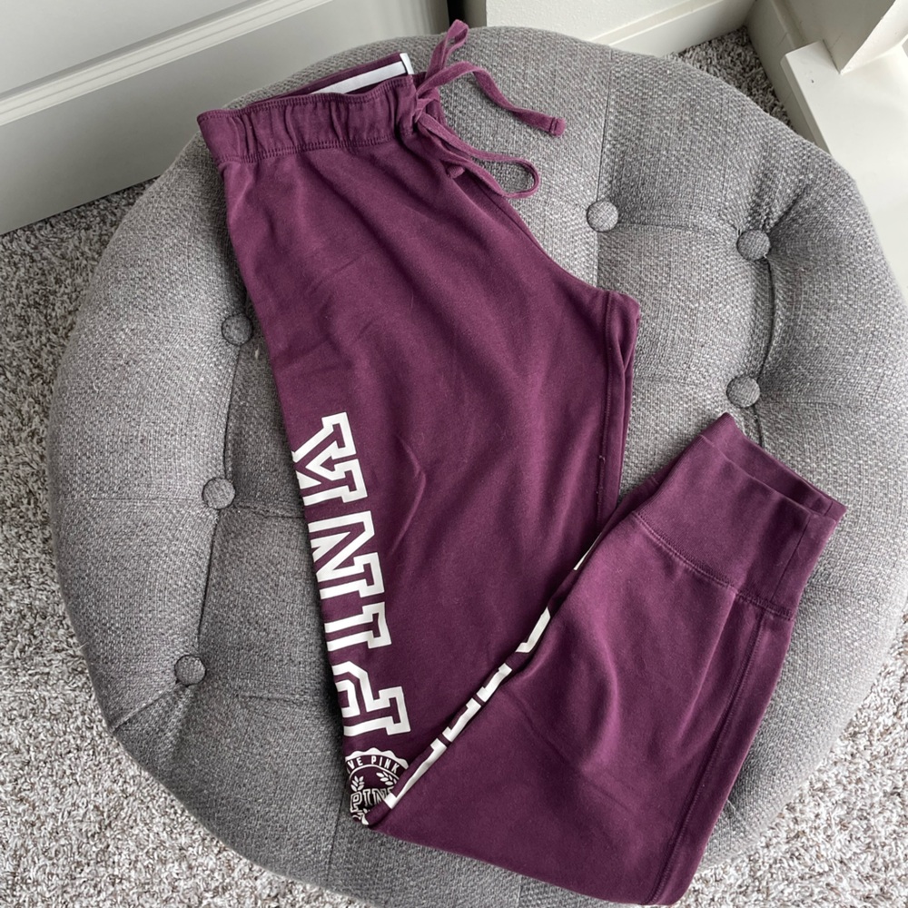 Pink sweats, size small, and color maroon.
